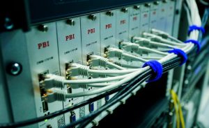 Read more about the article Wireless LAN Controller Guide: Cloud vs. On-Premises in 2026